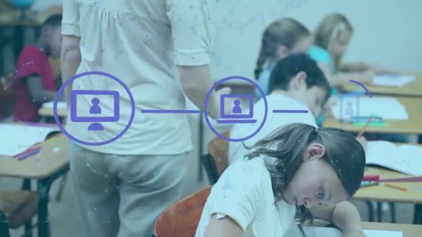 Animacja Sieci Ikon Cyfrowych Przeciwko Różnym Studentom Uczącym Się Klasie — Wideo stockowe