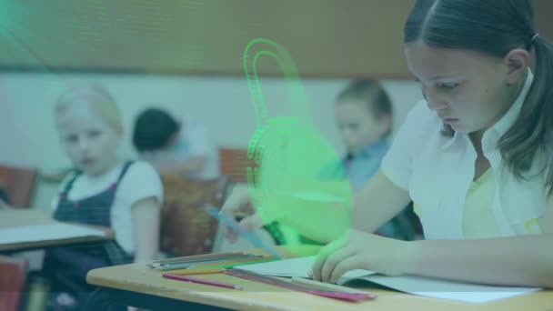 セキュリティパドロックアイコンのアニメーションは 学校のクラスで勉強する女性に対して サイバーセキュリティ技術のコンセプト — ストック動画