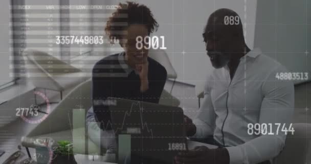 Animación Del Procesamiento Datos Estadísticos Sobre Hombres Mujeres Afroamericanos Discutiendo — Vídeos de Stock