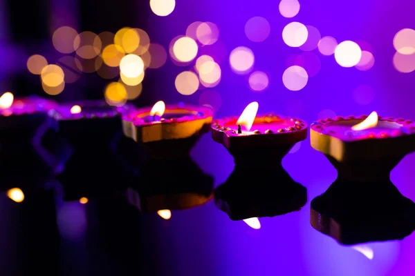 Nahaufnahme Von Fünf Diwali Kerzen Mit Kopierraum Auf Violettem Hintergrund — Stockfoto