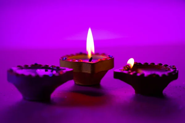 Close Van Drie Diwali Kaarsen Met Kopieerruimte Paarse Achtergrond Diwali — Stockfoto