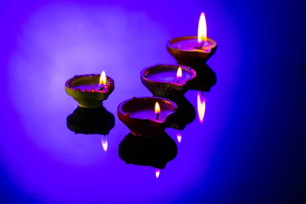 关闭四个迪瓦利蜡烛 复制空间在紫色背景上 Diwali 后人传统和庆祝活动 — 图库照片
