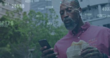 Akıllı telefon kullanan Afro-Amerikan bir adamın veri işleme animasyonu. Dijital olarak oluşturulmuş küresel bağlantılar, hesaplama, dijital arayüz ve veri işleme kavramı.