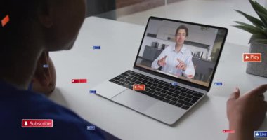 Dizüstü bilgisayardaki farklı iş adamlarının sosyal medya veri işleme animasyonları. Küresel iş, finans, hesaplama ve veri işleme kavramı dijital olarak oluşturulmuş video.