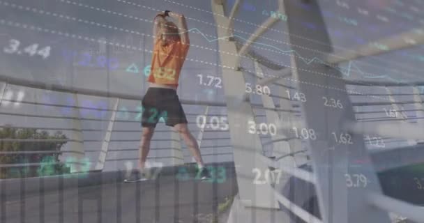 Animazione Elaborazione Dei Dati Finanziari Uomo Caucasico Stretching Concetto Globale — Video Stock