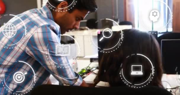 Анимация Цифровых Икон Обработкой Данных Над Кавказским Бизнесменом Офисе Глобальный — стоковое видео