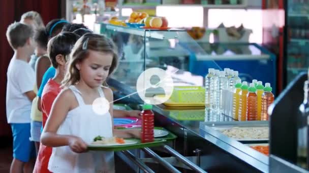 学校の食堂で食事を提供されるキューの生徒に対するプロフィールアイコンのネットワークのアニメーション 技術コンセプト — ストック動画
