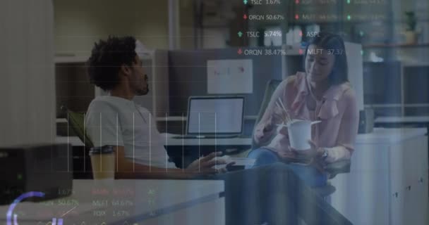 オフィスの多様なビジネスの人々を超える金融データ処理のアニメーション グローバルビジネス コネクション コンピューティング デジタルインターフェース データ処理コンセプトをデジタル生成したビデオ — ストック動画