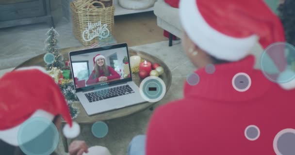 在圣诞节使用笔记本电脑在高加索人身上动画5G的文字和数据处理 全球计算机 数字接口和数据处理概念 — 图库视频影像