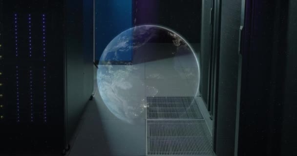Bilgisayar Sunucu Odasına Karşı Bir Kürenin Animasyonu Küresel Veri Depolama — Stok video