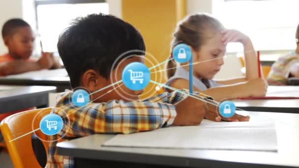 Animering Nätverk Digitala Ikoner Mot Biracial Pojke Studerar Klassen Skolan — Stockvideo
