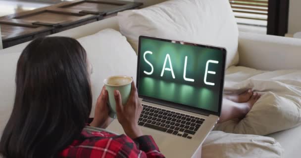 Biracial Kvinna Soffan Med Kaffe Använda Laptop För Online Shopping — Stockvideo