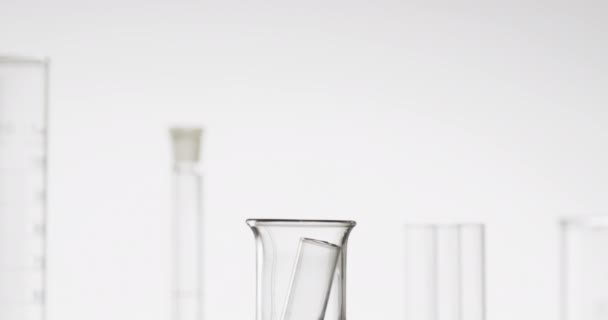 Video Van Glazen Laboratoriumreageerbuis Met Roze Vloeistof Bekerglas Met Kopieerruimte — Stockvideo