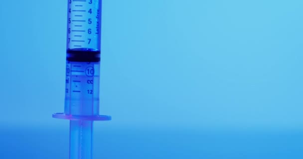 Video Laboratorní Stříkačky Kopírovacím Prostorem Modrém Pozadí Věda Výzkum Chemie — Stock video
