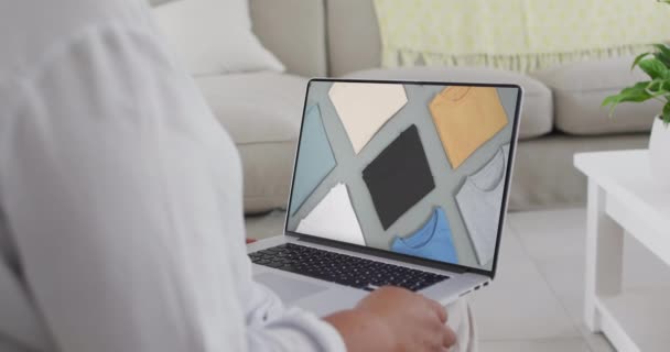 Двухсторонняя Женщина Использует Ноутбук Дома Онлайн Покупок Замедленной Съемки Онлайн — стоковое видео