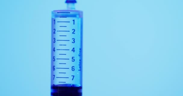 Video Laboratory Syringe Copy Space Blue Background Science Research Chemistry — Stock Video