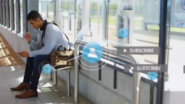 Otobüs Durağında Akıllı Telefon Kullanan Iki Irklı Adama Karşı Dijital — Stok video