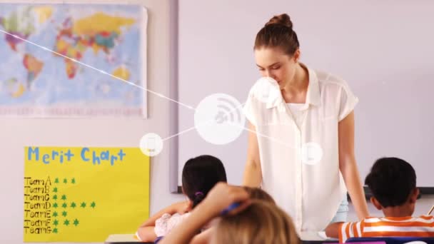 Animering Nätverk Digitala Ikoner Mot Kaukasiska Kvinnliga Lärare Som Undervisar — Stockvideo