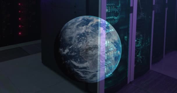 コンピュータサーバルームに対する地球のアニメーション グローバルネットワーキングとビジネスデータストレージ技術のコンセプト — ストック動画