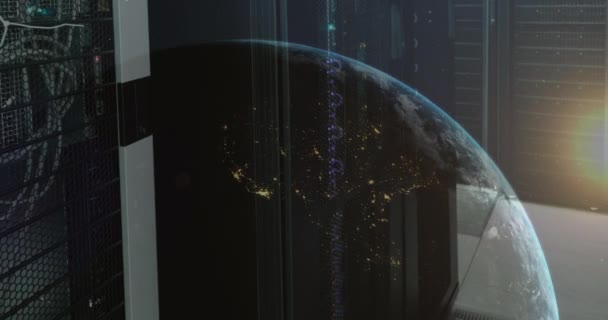 コンピュータサーバールームに対する地球と光スポットのアニメーション グローバルネットワーキングとビジネスデータストレージ技術のコンセプト — ストック動画
