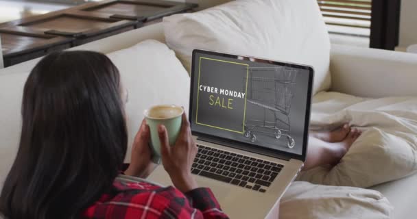 Biracial Женщина Диване Кофе Помощью Ноутбука Онлайн Покупок Замедленной Съемки — стоковое видео