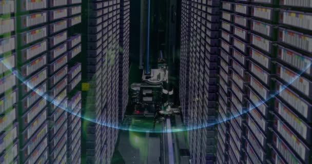 コンピュータサーバルームに対する地球のアニメーション グローバルネットワーキングとビジネスデータストレージ技術のコンセプト — ストック動画