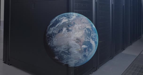 Animation Globe Contre Salle Des Serveurs Informatiques Réseau Mondial Concept — Video