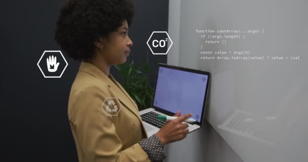 Animation Eco Icons Biracial Businesswoman Γράφοντας Λευκό Πίνακα Στο Γραφείο — Αρχείο Βίντεο