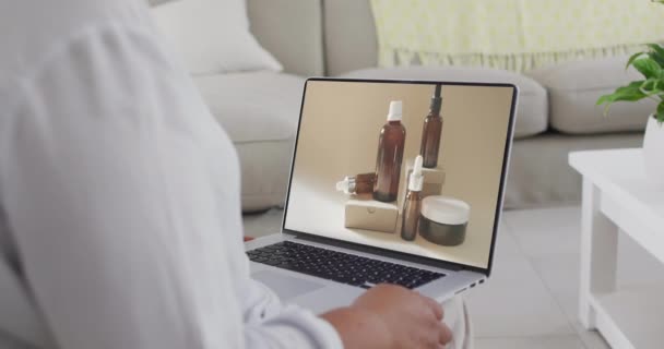 Двухсторонняя Женщина Использует Ноутбук Дома Онлайн Покупок Замедленной Съемки Онлайн — стоковое видео