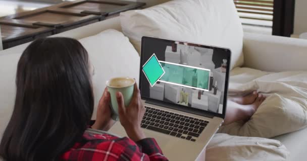 Biracial Женщина Диване Кофе Помощью Ноутбука Онлайн Покупок Замедленной Съемки — стоковое видео