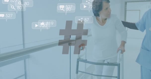 病院で患者とアジアの女性医師に対するソーシャルメディアアイコンのアニメーション グローバル医療 コンピューティング デジタルインターフェース データ処理のコンセプトをデジタル生成したビデオ — ストック動画