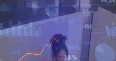 Grafiklerin ve değişen numaraların animasyonu, üst katta cep telefonuyla konuşan melez bir kadın. Dijital bileşik, çoklu pozlama, rapor, iş, büyüme ve teknoloji kavramı.