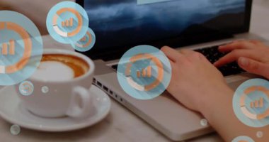Grafik simgeleri, kahve fincanı ve laptopta çalışan beyaz kadının kırpılmış elleri. Dijital bileşik, çoklu pozlama, rapor, iş, içecek ve teknoloji kavramı.