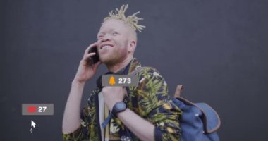 Çoklu uyarı çubuğu animasyonu, gülümseyen albino Afro-Amerikan adam cep telefonuyla konuşuyor. Dijital bileşim, çoklu pozlama, iş, sosyal medya anımsatıcı ve teknoloji kavramı.