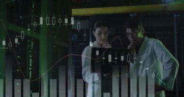 Dizüstü bilgisayarda sunucu odasında tartışan çeşitli mühendisler üzerinde birden fazla grafik animasyonu. Dijital bileşik, çoklu pozlama, rapor, iş, takım çalışması, planlama, veri merkezi ve teknoloji.