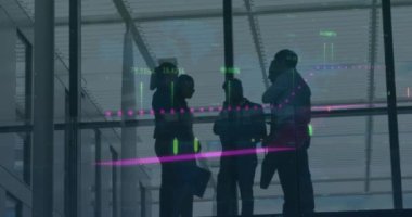 Değişen numaralarla grafiklerin animasyonu, ofiste tartışan çeşitli iş arkadaşlarının silueti. Dijital bileşik, çoklu pozlama, rapor, iş, büyüme ve takım çalışması kavramı.