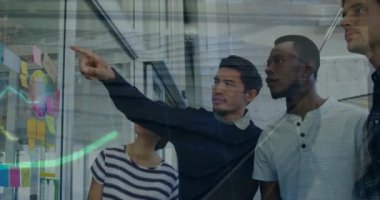 Grafiklerin animasyonu ve farklı renkleri seçen iş arkadaşlarının üzerinde evrak çantasıyla yürüyen adam. Dijital bileşik, çoklu pozlama, rapor, iş, takım çalışması ve planlama kavramı.