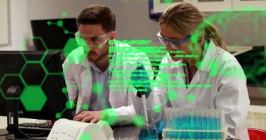 Molekül yapılarının animasyonu, beyin, bilgisayar dili, sıvı üzerinde çalışan Kafkas araştırmacıları. Dijital bileşim, kodlama, anatomi, yapay zeka, takım çalışması, teknoloji konsepti.