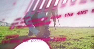 Afrika kökenli Amerikalı bir adamın ayakkabı bağcıklarını tarlasıyla bağlamasıyla ilgili veri işleme animasyonu. Küresel spor, fitness, dijital arayüz ve dijital olarak oluşturulmuş veri işleme konsepti.