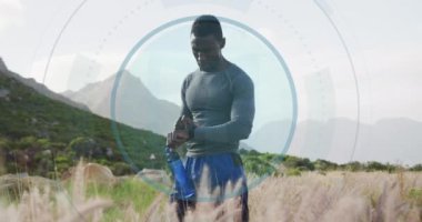 Afro-Amerikan bir adamın doğada egzersiz yapması üzerine veri işleme animasyonu. Küresel spor, fitness, dijital arayüz ve dijital olarak oluşturulmuş veri işleme konsepti.