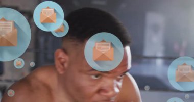 Afro-Amerikan boksörlerin ringde yumruk denemesi üzerine zarf simgelerinin canlandırılması. Dijital bileşik, çoklu pozlama, iş, mesaj, eğitim, spor ve yarışma konsepti.