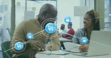 Dizüstü bilgisayardaki raporları tartışan farklı iş arkadaşlarının çizgileriyle bağlantılı simgelerin canlandırılması. Dijital bileşik, çoklu pozlama, alışveriş, takım çalışması, planlama, iletişim ve teknoloji kavramı.