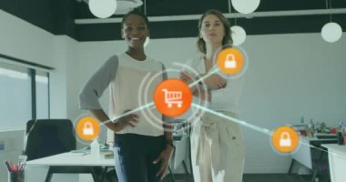 Ofiste duran çeşitli kadın iş arkadaşlarının çizgileriyle bağlantılı simgelerin canlandırılması. Dijital bileşik, çoklu pozlama, koruma, alışveriş, soyut ve iletişim konsepti.