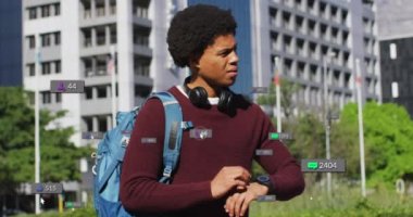 Numaraları değiştirmenin animasyonu, ayakta duran ve ukala bakışlı melez adamın üzerindeki ikonlar. Dijital bileşik, çoklu pozlama, iş, büyüme, sosyal medya anımsatıcı ve teknoloji kavramı.