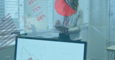 Kafkasyalı iş kadınıyla ilgili finansal veri işleme animasyonu. Küresel hesaplama, dijital arayüz ve veri işleme kavramı dijital olarak oluşturulmuş video.