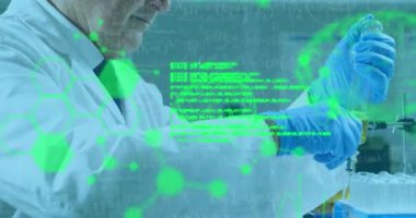 Beyin animasyonu, Kafkas araştırmacılarının test tüplerine sıvı enjekte etmesi üzerine bilgisayar dili. Dijital bileşim, kodlama, anatomi, yapay zeka, takım çalışması, teknoloji konsepti.