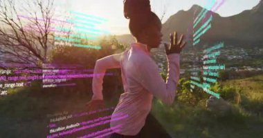 Doğada koşan Afrikalı Amerikalı bir kadının veri işleme animasyonu. Küresel spor, fitness, dijital arayüz ve dijital olarak oluşturulmuş veri işleme konsepti.