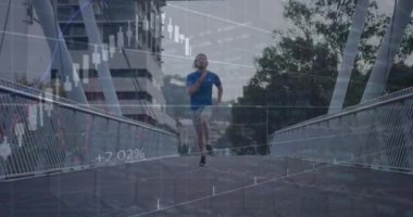 Açık havada koşan beyaz erkek üzerinde değişen sayılar ve borsa grafiklerinin animasyonu. Dijital bileşik, çoklu pozlama, rapor, iş, büyüme, fitness ve borsa konsepti.
