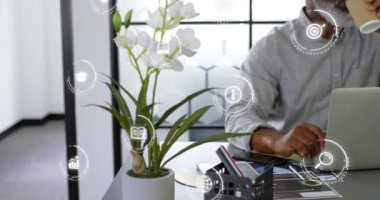 Ofiste dizüstü bilgisayarda çalışan Afro-Amerikan bir adamın birden fazla ikonunun animasyonu. Dijital bileşik, çoklu pozlama, rapor, iş, eğitim, küreselleşme ve teknoloji kavramı.