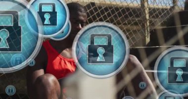 Asma kilit animasyonu, merdivenlerde oturan yorgun Afro-Amerikan sporcusu ve ukala bakışları. Dijital bileşik, çoklu pozlama, koruma, güvenlik, spor ve teknoloji kavramı.